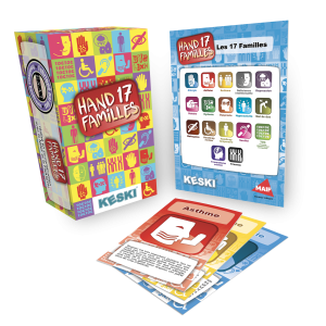 visuel de la boite du jeu de cartes Hand17Familles avec quelques exemples de cartes et le flyer présentant les pictos des 17 handicaps