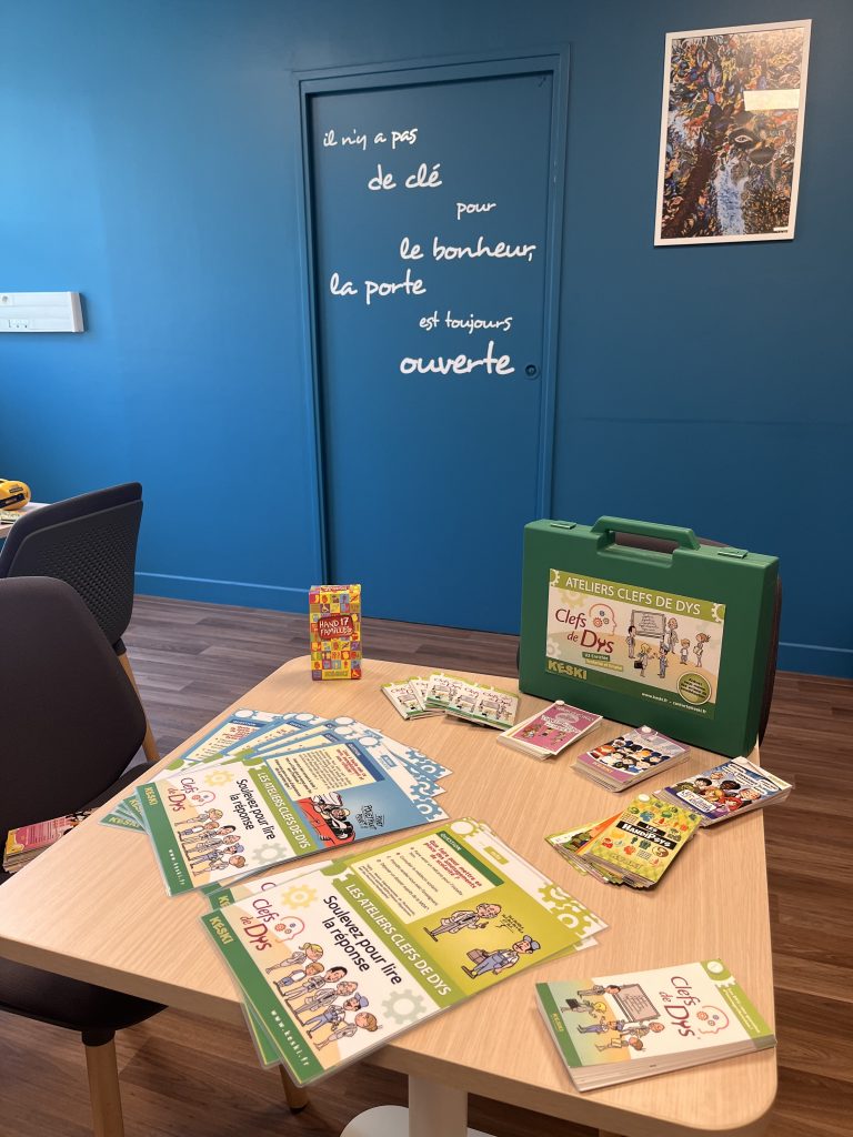photo des fiches du kit de sensibilisation Ateliers Clefs de DYS sur les troubles DYS disposées sur une table