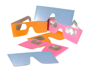 photo des lunettes de simulation visuelle :jaunes avec une vision borgne, roses avec une vision floue et bleues avec une vision tubulaire