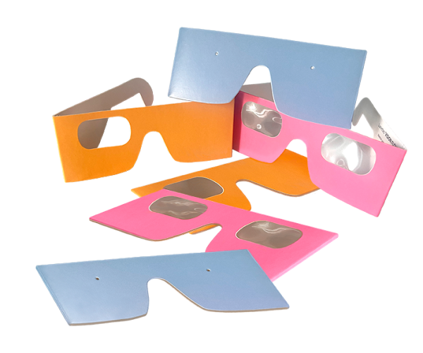 photo des lunettes de simulation visuelle :jaunes avec une vision borgne, roses avec une vision floue et bleues avec une vision tubulaire
