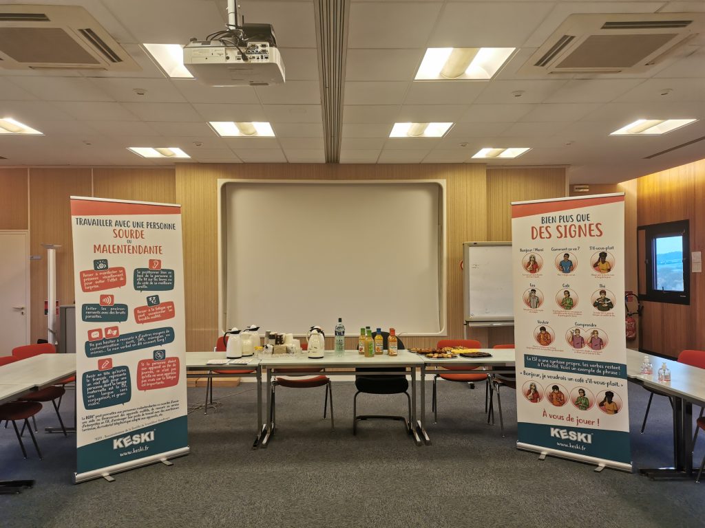 café signes de sensibilisation au handicap auditif LSF