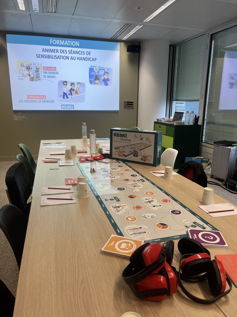 outils pédagogiques et ludiques sur le handicap Mallette KESKI Handicap utilisée en formation pour des managers