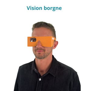 lunettes roses pour la vision borgne sur la tête d'un homme