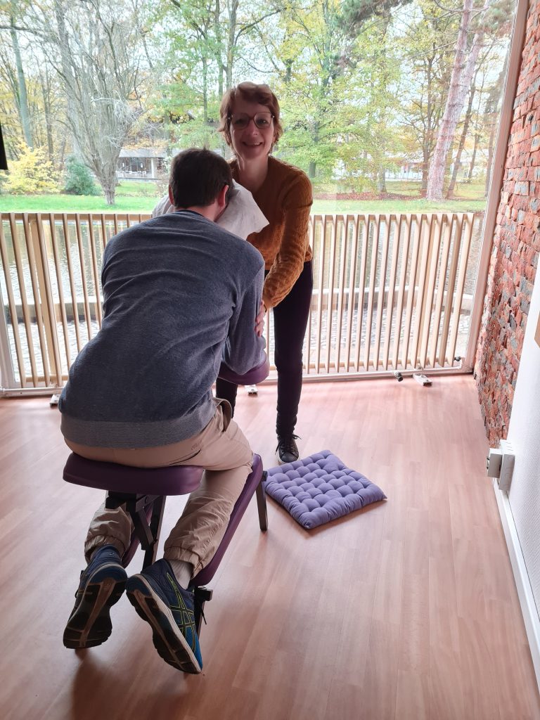 Atelier massage assis, prévention TMS